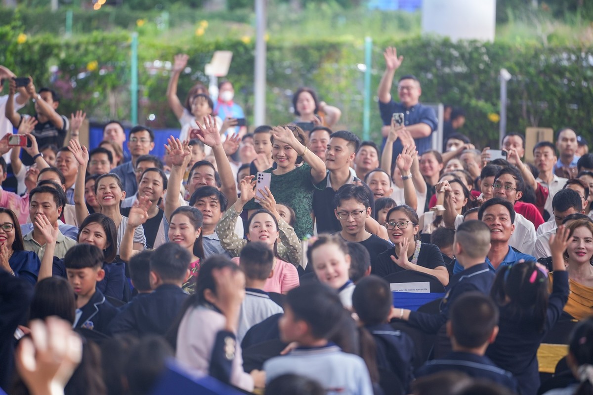 Phụ huynh hạnh phúc khi chứng kiến con trưởng thành hơn sau một năm học.