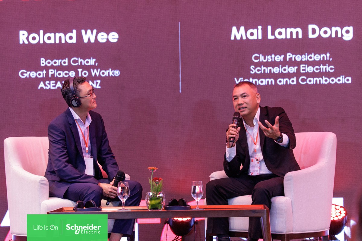 Ông Đồng Mai Lâm (phải) chia sẻ tại sự kiện Ông Đồng Mai Lâm (phải) chia sẻ tại sự kiện