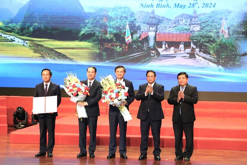 Thủ tướng Phạm Minh Chính và Bộ trưởng Bộ Kế hoạch và Đầu tư trao Quyết định công bố quy hoạch tỉnh Ninh Bình cho lãnh đạo tỉnh. Ảnh: Phương Liên