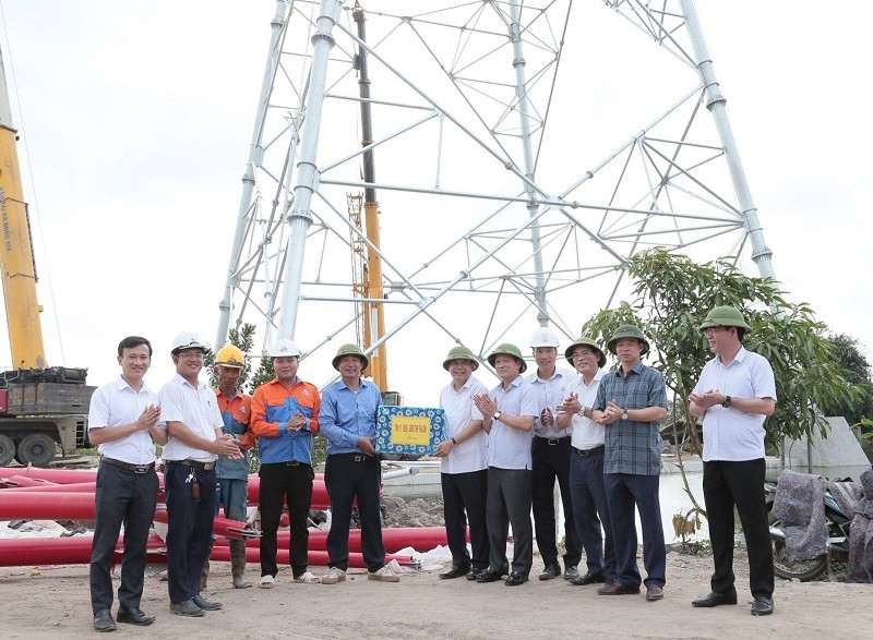 Phó chủ tịch thường trực UBND tỉnh Thái Bình và các đồng chí lãnh đạo tỉnh, huyện Quỳnh Phụ tặng quà động viên công nhân đang thi công trên công trường đường điện 500 kV địa phận xã Đông Hoàng. Phó chủ tịch thường trực UBND tỉnh Thái Bình và các đồng chí lãnh đạo tỉnh, huyện Quỳnh Phụ tặng quà động viên công nhân đang thi công trên công trường đường điện 500 kV địa phận xã Đông Hoàng.