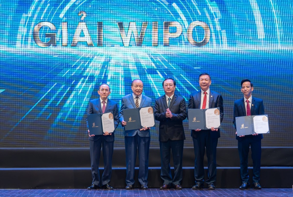 Chủ tịch HĐQT Tập đoàn Phenikaa – PGS. TS Hồ Xuân Năng – Chủ nhiệm công trình & GS. TSKH Trần Vĩnh Diệu – Đồng Chủ nhiệm còn đạt giải Công trình xuất sắc do Tổ chức Sở hữu trí tuệ Thế giới (WIPO- Liên hợp quốc) trao tặng/ Nguồn: Phenikaa Group Chủ tịch HĐQT Tập đoàn Phenikaa – PGS. TS Hồ Xuân Năng – Chủ nhiệm công trình & GS. TSKH Trần Vĩnh Diệu – Đồng Chủ nhiệm còn đạt giải Công trình xuất sắc do Tổ chức Sở hữu trí tuệ Thế giới (WIPO- Liên hợp quốc) trao tặng/ Nguồn: Phenikaa Group