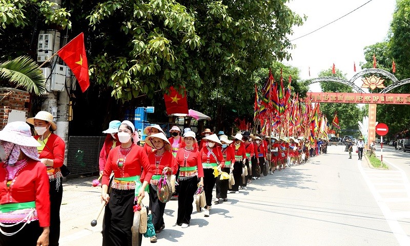Đội nghi lễ diễu hành qua tuyến đường du lịch. Ảnh: Minh Đường Đội nghi lễ diễu hành qua tuyến đường du lịch. Ảnh: Minh Đường