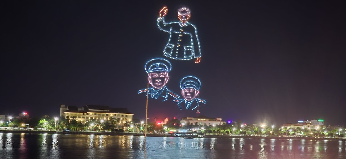 Biểu diễn ánh sáng trong chương trình nghệ thuật tại lễ kỷ niệm - Ảnh: Minh Phong Biểu diễn ánh sáng trong chương trình nghệ thuật tại lễ kỷ niệm - Ảnh: Minh Phong