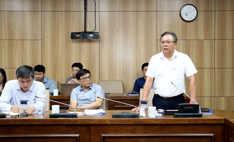 Ông Phạm Hồng Phương, Phó tổng giám đốc EVN báo cáo tình hình thi công.