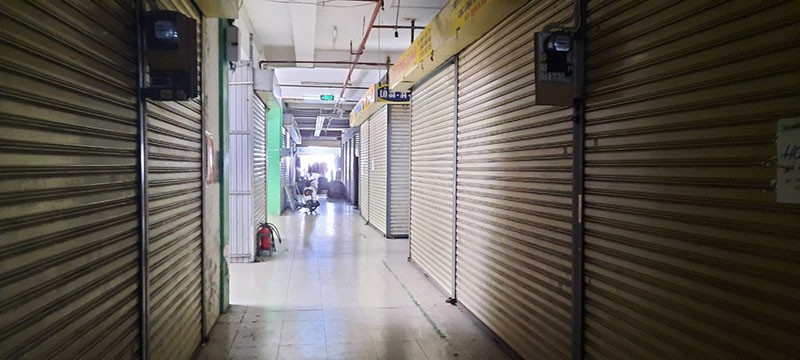 Trong khu vực Nhà lồng 2 - Trung tâm Thương mại Cái Khế có rất nhiều lô sạp đóng cửa do buôn bán ế ẩm Trong khu vực Nhà lồng 2 - Trung tâm Thương mại Cái Khế có rất nhiều lô sạp đóng cửa do buôn bán ế ẩm