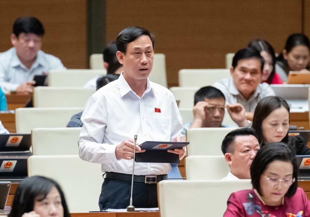 Đại biểu Mai Văn Hải (tỉnh Thanh Hóa) chất vấn Tổng Kiểm toán Nhà nước liên quan tới trách nhiệm trong vụ án Ngân hàng SCB. Ảnh: QH Đại biểu Mai Văn Hải (tỉnh Thanh Hóa) chất vấn Tổng Kiểm toán Nhà nước liên quan tới trách nhiệm trong vụ án Ngân hàng SCB. Ảnh: QH