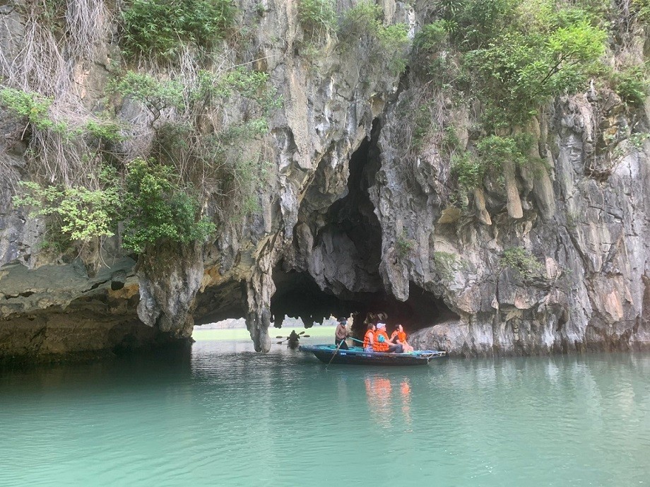 Trải nghiệm chèo thuyền, chèo Kayak trên vịnh Hạ Long. Ảnh: Ban quản lý Vịnh Hạ Long Trải nghiệm chèo thuyền, chèo Kayak trên vịnh Hạ Long. Ảnh: Ban quản lý Vịnh Hạ Long