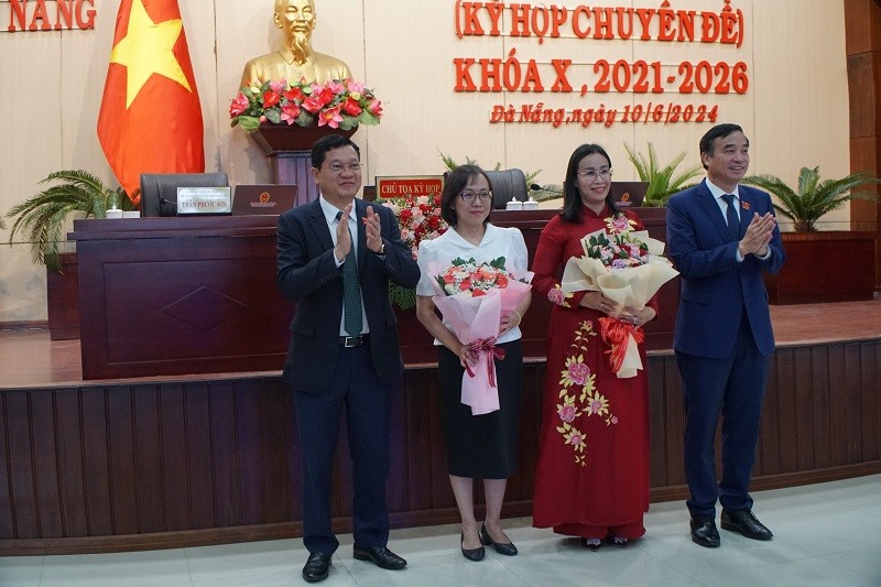 Bà Nguyễn Thị Anh Thi (áo đỏ) giữ chức Phó chủ tịch UBND Thành phố Đà Nẵng. Bà Nguyễn Thị Anh Thi (áo đỏ) giữ chức Phó chủ tịch UBND Thành phố Đà Nẵng.