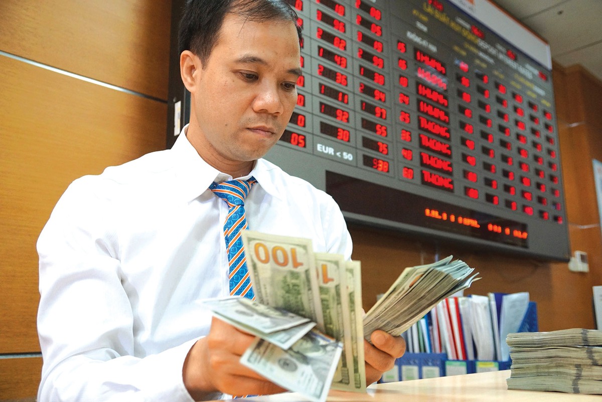 Sức ép tỷ giá không chỉ diễn ra tại Việt Nam do Fed duy trì mặt bằng lãi suất cao lâu hơn kỳ vọng Sức ép tỷ giá không chỉ diễn ra tại Việt Nam do Fed duy trì mặt bằng lãi suất cao lâu hơn kỳ vọng