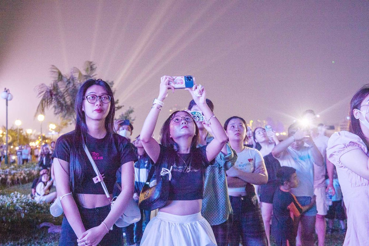 Các bạn trẻ háo hức ghi lại những khoảnh khắc của sự kiện.