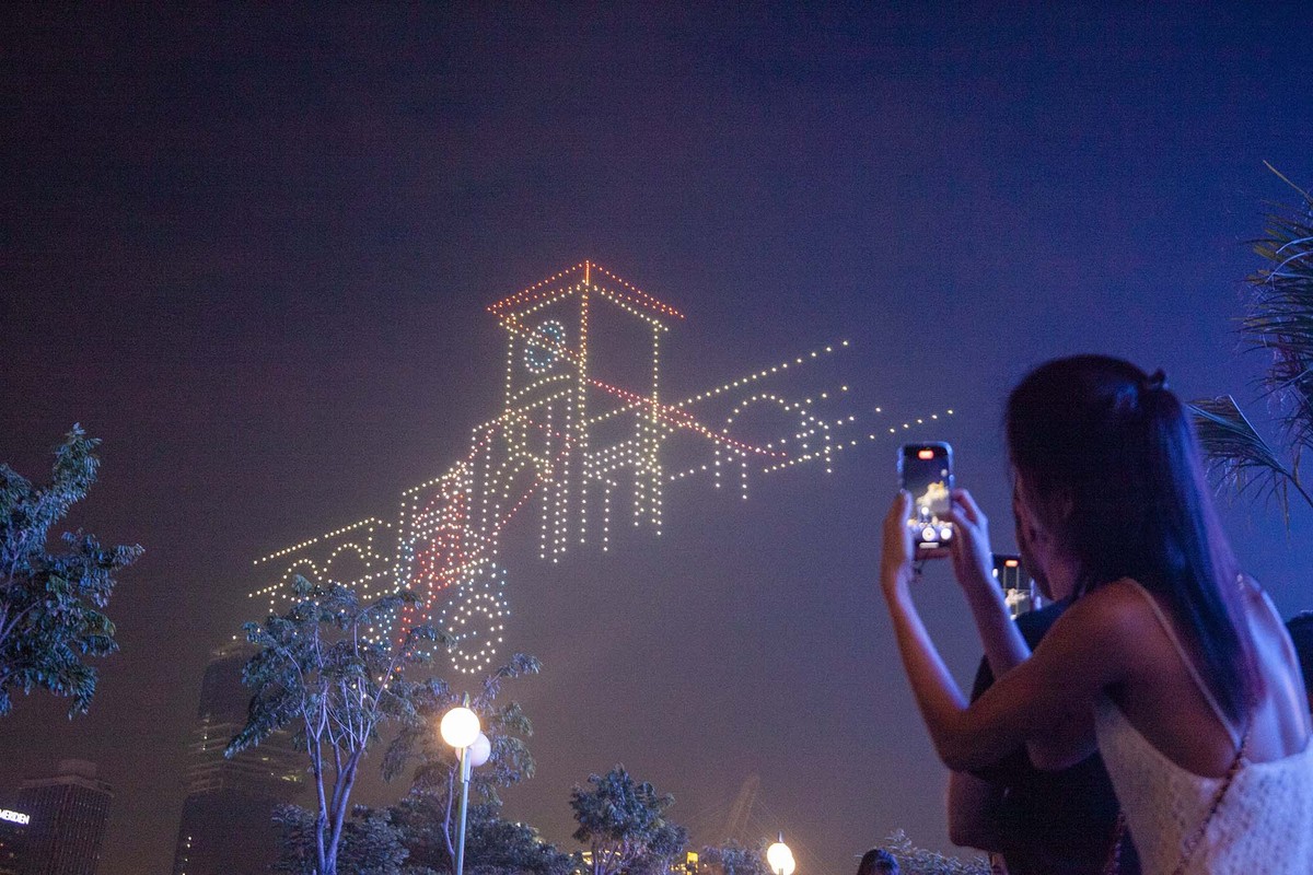 Theo Sở Du lịch TP.HCM, người dân và du khách có thế ngắm màn trình diễn nghệ thuật của 1.100 drone - số lượng drone lớn nhất từ trước đến nay tại TP.HCM.