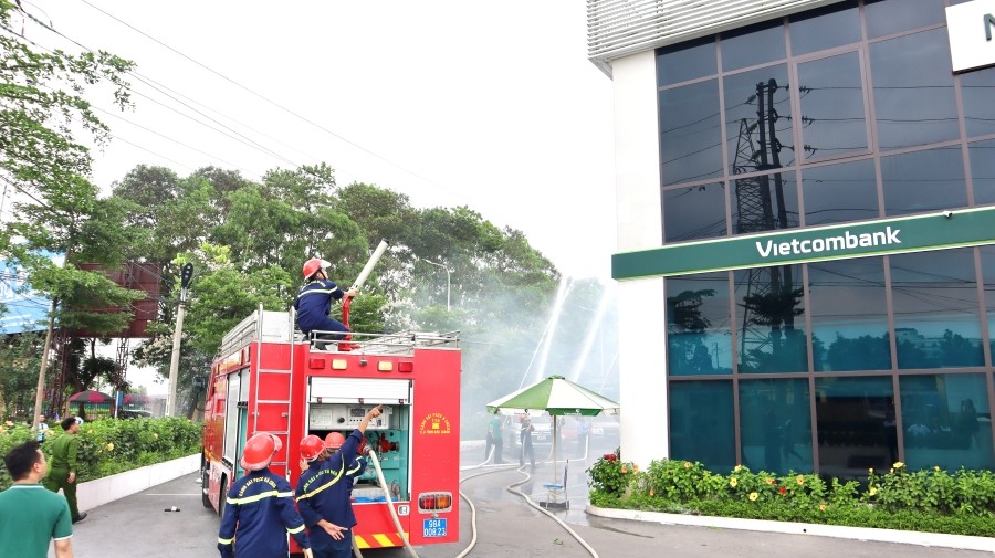 Lực lượng PCCC diễn tập chữa cháy trong tình huống có cháy tại trụ sở Chi nhánh