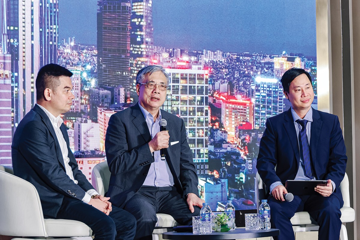 PGS.TS Trần Đình Thiên (giữa) thảo luận cùng các chuyên gia về khu Đông - vùng động lực mới của TP.HCM PGS.TS Trần Đình Thiên (giữa) thảo luận cùng các chuyên gia về khu Đông - vùng động lực mới của TP.HCM
