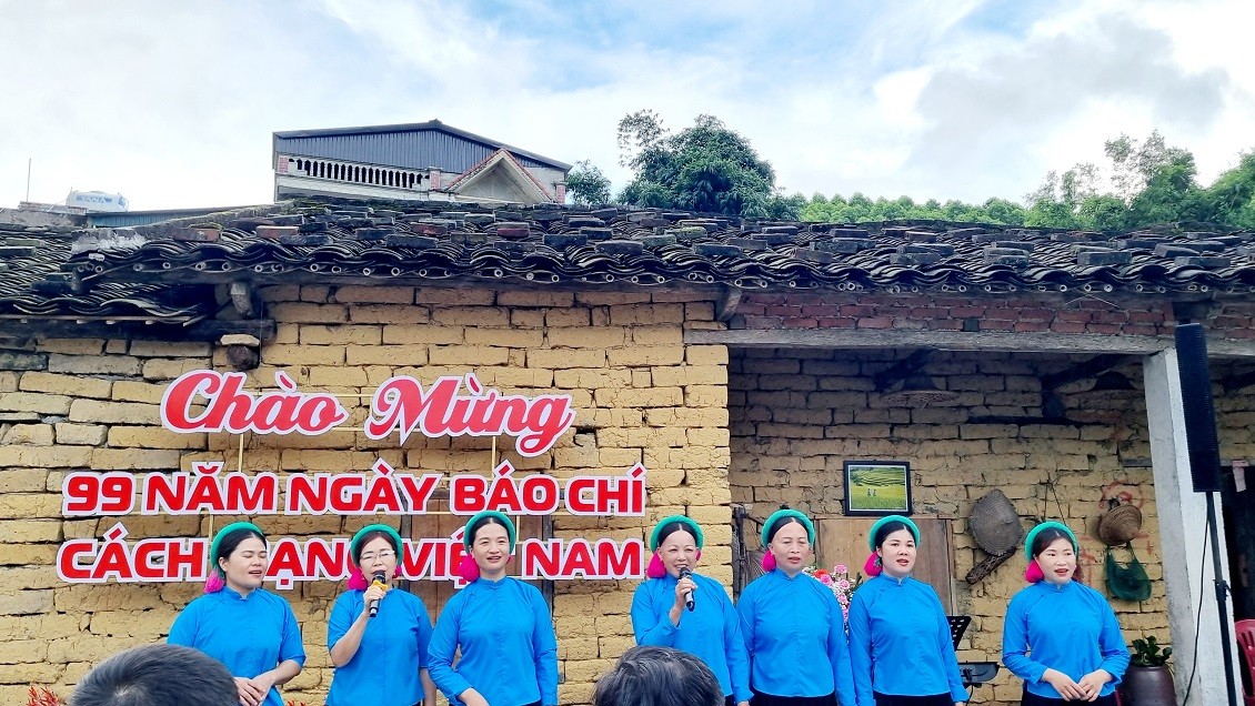 Phụ nữ hát Soóng Cọ chào mừng du khách và các nhà báo đến thăm nhân Ngày Báo chí cách mạng Việt Nam. Ảnh: Thanh Tân