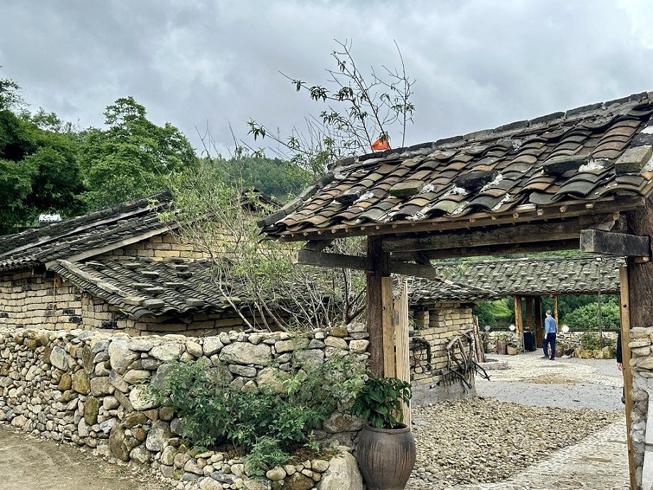 Cổng vào rất đẹp ngôi nhà mang nét đặc trưng của người Sán Chỉ. Ảnh: Quỳnh Nga