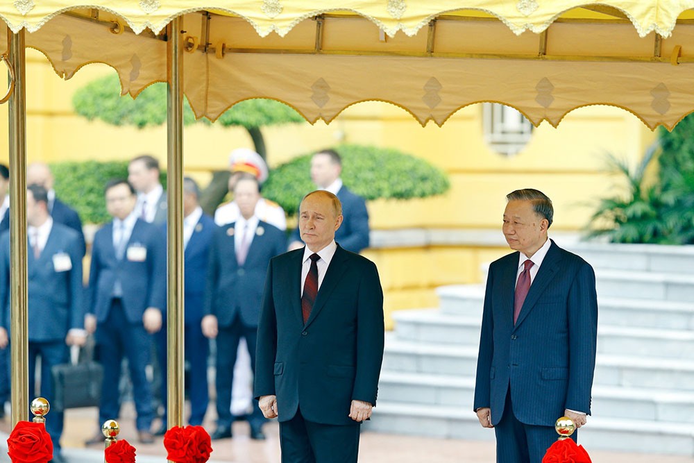 Hai nguyên thủ trên bục danh dự, thực hiện nghi thức chào Quốc kỳ hai nước