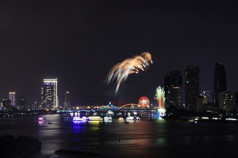 Dù hôm nay bầu trời Đà Nẵng có mưa, nhưng không vì vậy mà sức nóng của Lễ hội pháo hoa giảm sút.