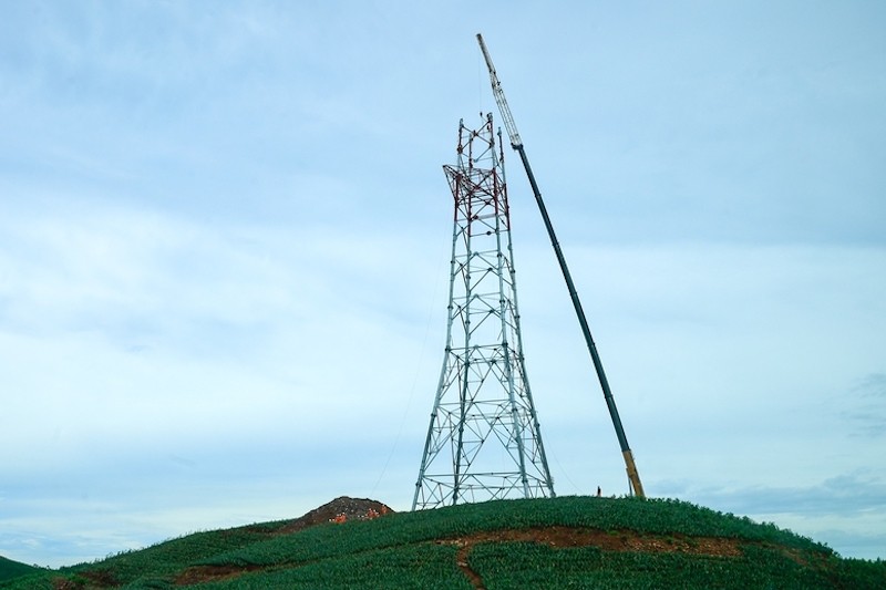 Thi công dựng cột VT22 - Ảnh: VGP