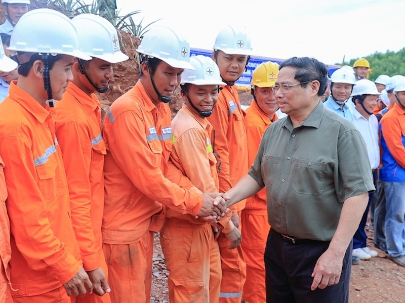 Thủ tướng động viên lực lượng thi công dựng cột VT22 - Ảnh: VGP