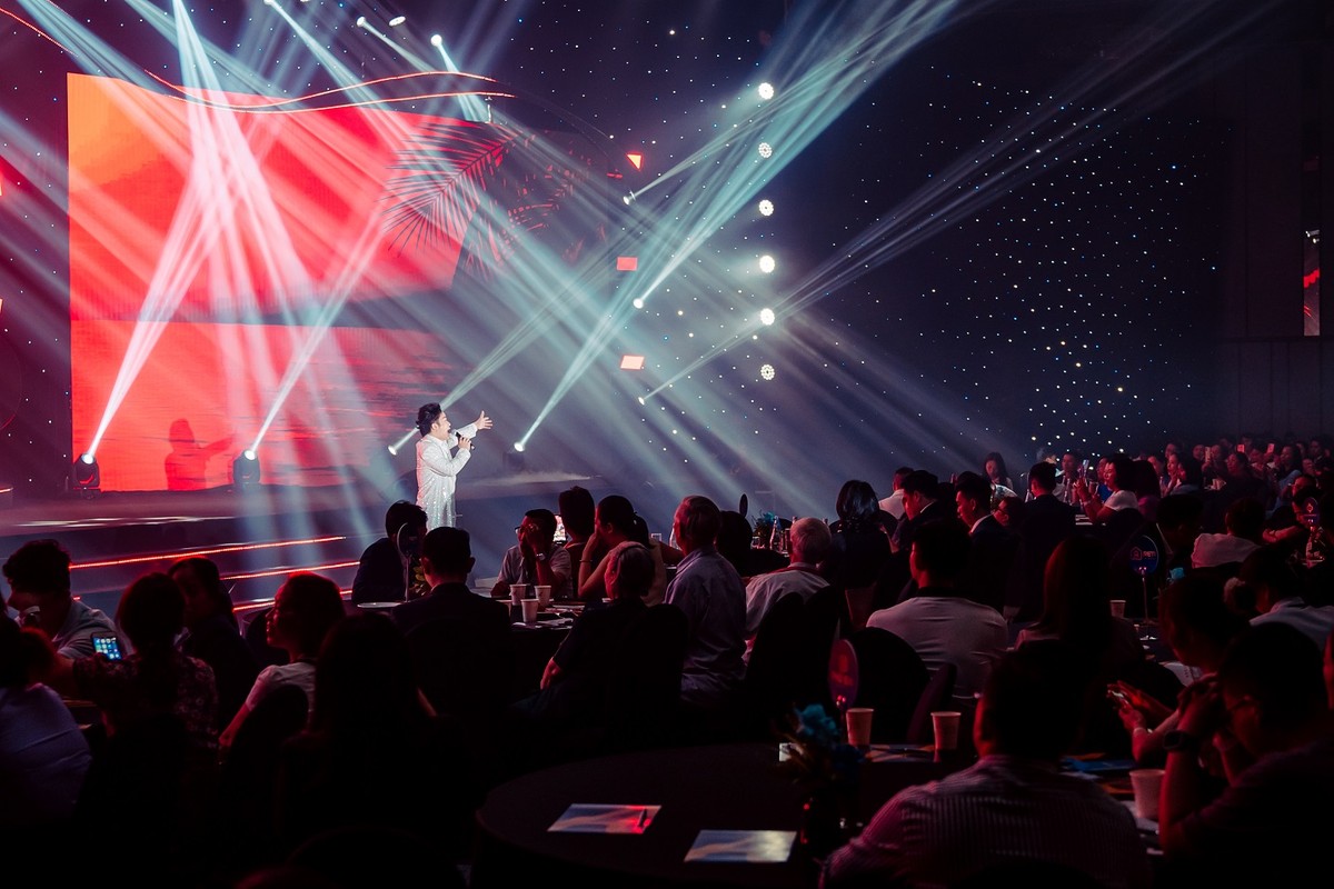 Ca sĩ Tùng Dương khép lại sự kiện với những ca khúc đáng nhớ. Ảnh Sun Property Ca sĩ Tùng Dương khép lại sự kiện với những ca khúc đáng nhớ. Ảnh Sun Property