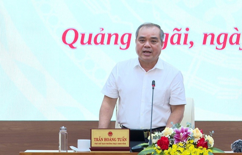 Ông Trần Hoàng Tuấn, Phó chủ tịch UBND tỉnh Quảng Ngãi phát biểu tại cuộc họp.