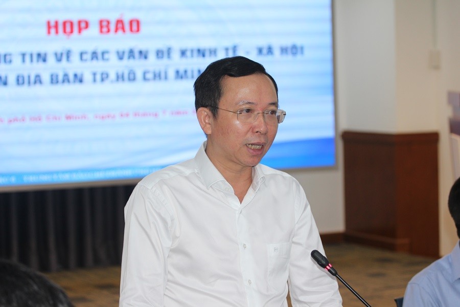 Ông Đặng Quốc Toàn, Chánh Văn phòng UBND TP.HCM thông tin tại buổi họp báo