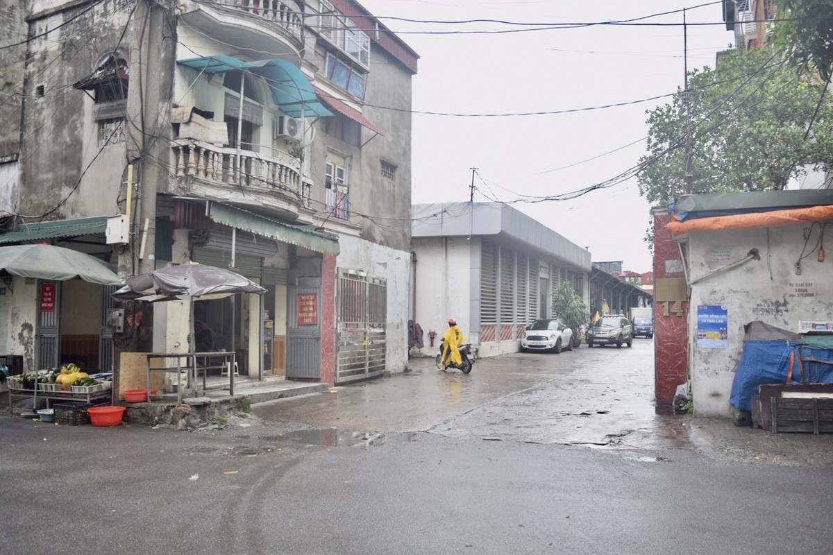 Khu đất còn lại nằm tại số 14 phố Mạc Thị Bưởi, phường Vĩnh Tuy, do Công ty Thực phẩm miền Bắc quản lý. Nơi đây có diện tích khoảng 7.545 m2 và được quy hoạch để xây trường trung học phổ thông.