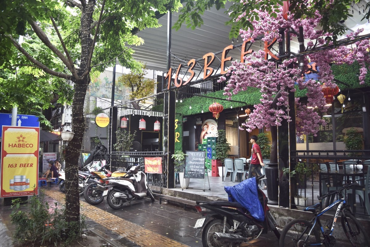 Hiện khu đất đang được cho thuê để làm quán bia và siêu thị.