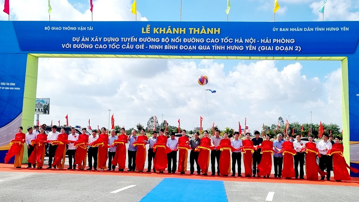 Các đại biểu cắt băng khánh thành dự án tuyến đường bộ nối đường cao tốc Hà Nội - Hải Phòng với cao tốc Cầu Giẽ - Ninh Bình. Ảnh: Thanh Tân Các đại biểu cắt băng khánh thành dự án tuyến đường bộ nối đường cao tốc Hà Nội - Hải Phòng với cao tốc Cầu Giẽ - Ninh Bình. Ảnh: Thanh Tân