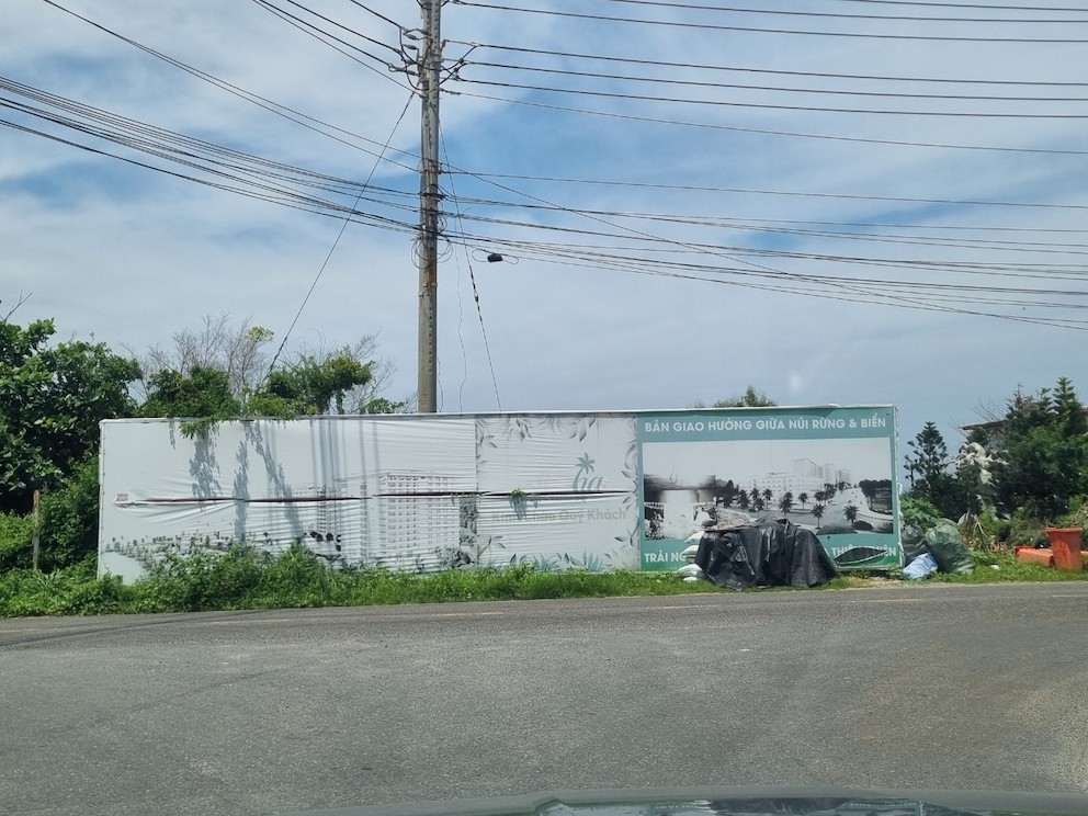 Năm 2024, tỉnh Bình Thuận đặt mục tiêu đón 9,5 triệu lượt khách du lịch. Vào những ngày cuối tuần, ở Mũi Né, du khách hàng khó tìm được nơi lưu trú, trong khi tuyến đường này với vẻ đẹp tự nhiên, tiềm năng du lịch khá lớn nhưng lại chưa thể phục hồi dẫn tới cảnh hoang phí tài nguyên đất, tài nguyên du lịch... Năm 2024, tỉnh Bình Thuận đặt mục tiêu đón 9,5 triệu lượt khách du lịch. Vào những ngày cuối tuần, ở Mũi Né, du khách hàng khó tìm được nơi lưu trú, trong khi tuyến đường này với vẻ đẹp tự nhiên, tiềm năng du lịch khá lớn nhưng lại chưa thể phục hồi dẫn tới cảnh hoang phí tài nguyên đất, tài nguyên du lịch...