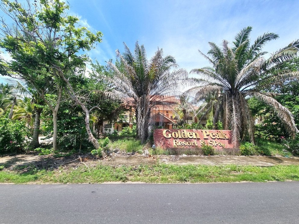 Dự án Golden Peak Resort &Spa từng được xây dựng trên diện tích hơn 3 ha theo phong cách hiện đại với chuẩn 5 sao. Thế nhưng, khu du lịch này đã dừng hoạt động từ năm 2020 và bán cho Công ty TNHH Hưng Lộc Phát. Hiện nay, chủ mới đang chào bán với giá hơn 300 tỷ đồng. Dự án Golden Peak Resort &Spa từng được xây dựng trên diện tích hơn 3 ha theo phong cách hiện đại với chuẩn 5 sao. Thế nhưng, khu du lịch này đã dừng hoạt động từ năm 2020 và bán cho Công ty TNHH Hưng Lộc Phát. Hiện nay, chủ mới đang chào bán với giá hơn 300 tỷ đồng.