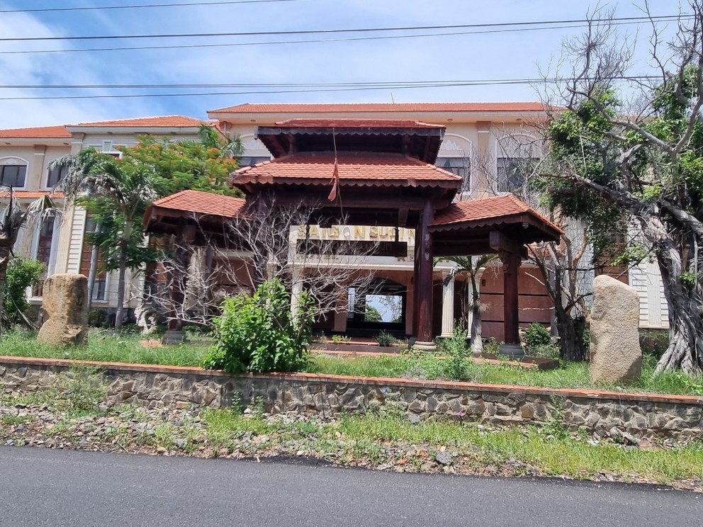 Cũng từng là khu resort lớn nhất con đường Lạc Long Quân, nhưng Khu du lịch nghỉ mát SaiGon Suối Nhum giờ đây cũng rơi vào cảnh hoang tàn, bỏ mặc cỏ mọc. Cũng từng là khu resort lớn nhất con đường Lạc Long Quân, nhưng Khu du lịch nghỉ mát SaiGon Suối Nhum giờ đây cũng rơi vào cảnh hoang tàn, bỏ mặc cỏ mọc.