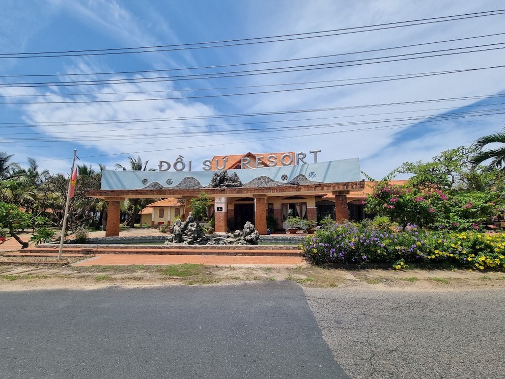 Được xây dựng theo phong cách cổ điển, khu du lịch Đồi Sứ Resort với 57 phòng chia làm 3 khu, với giá phòng không dưới 1 triệu mỗi đêm vào những năm 2018. Giờ đây, Đồi Sứ Resort đang rơi vào cảnh xuống cấp. Được xây dựng theo phong cách cổ điển, khu du lịch Đồi Sứ Resort với 57 phòng chia làm 3 khu, với giá phòng không dưới 1 triệu mỗi đêm vào những năm 2018. Giờ đây, Đồi Sứ Resort đang rơi vào cảnh xuống cấp.