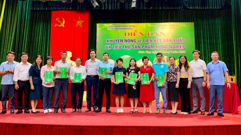 Lễ ký kết giữa doanh nghiệp với các hộ sản xuất, hợp tác xã trên địa bàn huyện Phúc Thọ. Lễ ký kết giữa doanh nghiệp với các hộ sản xuất, hợp tác xã trên địa bàn huyện Phúc Thọ.