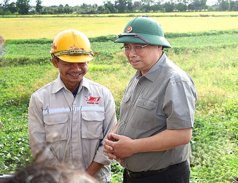 Thủ tướng Phạm Minh Chính thăm hỏi, động viên công nhân thi công tuyến cao tốc Cần Thơ - Cà Mau. Ảnh: Trung Phạm Thủ tướng Phạm Minh Chính thăm hỏi, động viên công nhân thi công tuyến cao tốc Cần Thơ - Cà Mau. Ảnh: Trung Phạm