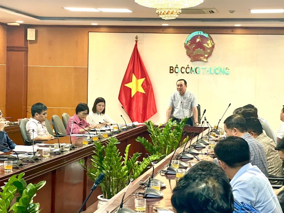 Ông Phan Văn Chinh, Vụ trưởng Vụ Thị trường trong nước tại cuộc họp về cung ứng xăng dầu, chiều 23/7. Ông Phan Văn Chinh, Vụ trưởng Vụ Thị trường trong nước tại cuộc họp về cung ứng xăng dầu, chiều 23/7.