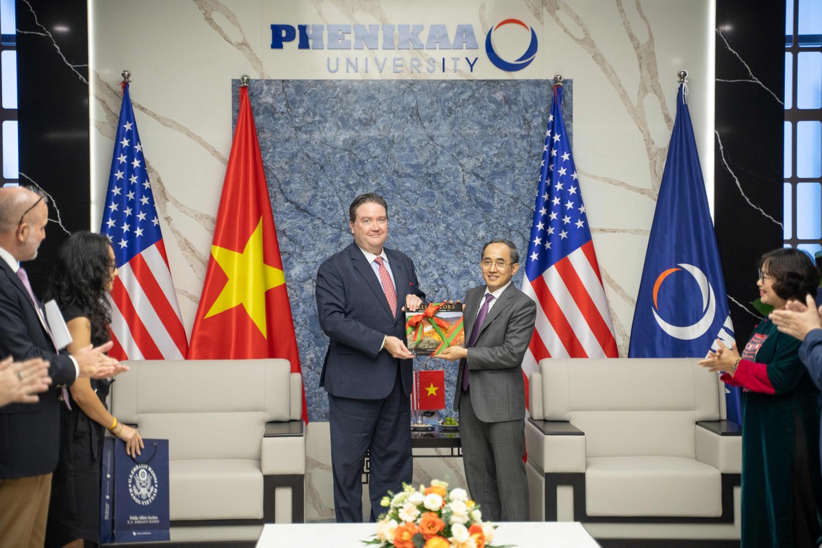 PGS.TS Hồ Xuân Năng - Chủ tịch Tập đoàn Phenikaa và Ngài Marc Evans Knapper- Đại sứ Hoa Kỳ tại Việt Nam trao quà lưu niệm tại sự kiện PGS.TS Hồ Xuân Năng - Chủ tịch Tập đoàn Phenikaa và Ngài Marc Evans Knapper- Đại sứ Hoa Kỳ tại Việt Nam trao quà lưu niệm tại sự kiện