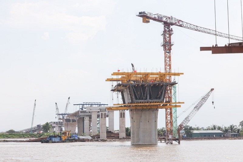 Cầu vượt sông Đáy nối tỉnh Ninh Bình - Nam Định đang được tích cực thi công. Ảnh Viết Dư Cầu vượt sông Đáy nối tỉnh Ninh Bình - Nam Định đang được tích cực thi công. Ảnh Viết Dư