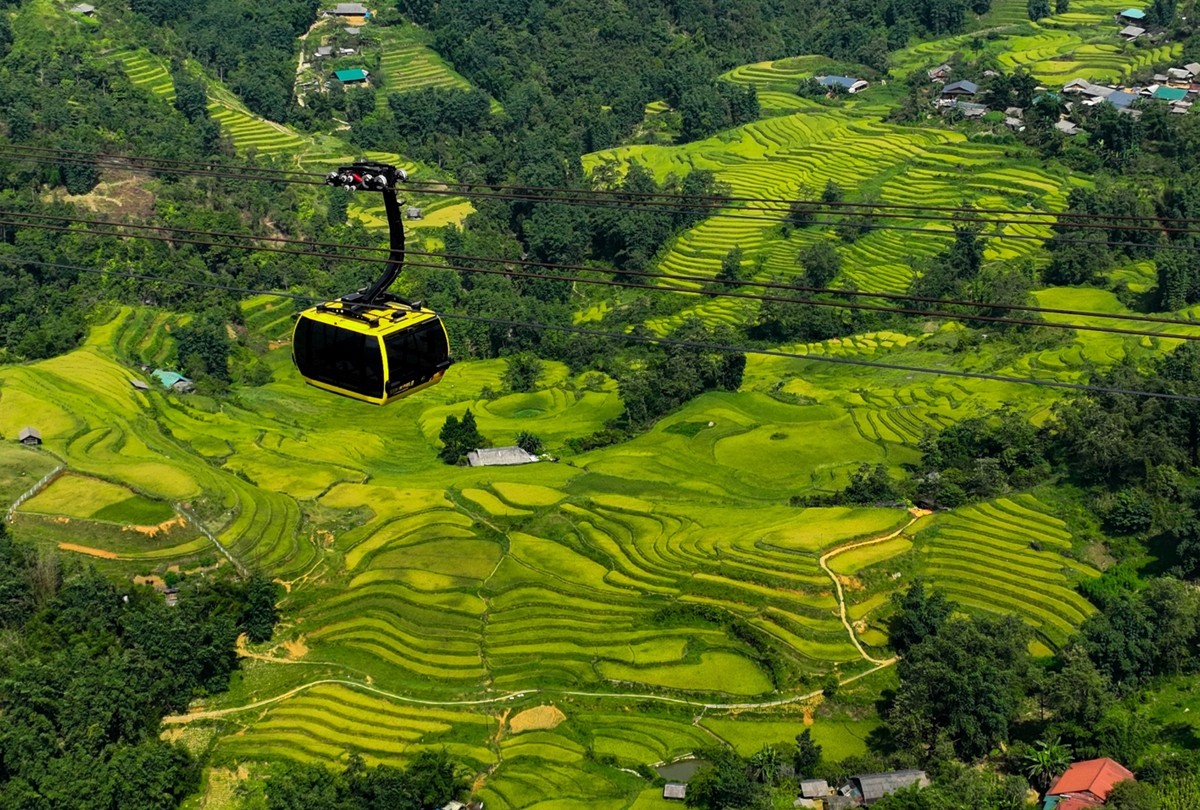 Từ trên cao nhìn xuống, từng thửa ruộng đan dệt những đường cong đẹp mỹ miều trên tấm thảm xanh mê mải ấy. Còn từ dưới chân núi nhìn lên, sắc xanh mướt mát đó tạo nên “những nấc thang lên thiên đường” đẹp ngoạn mục.