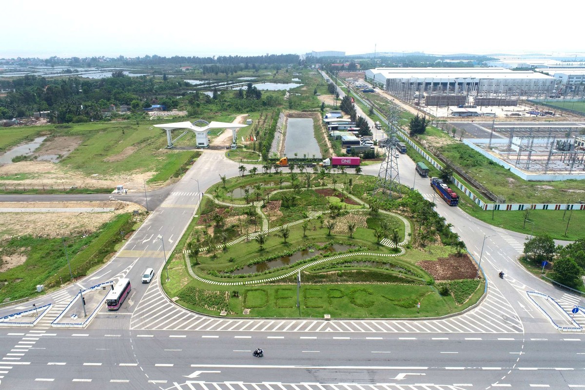 KCN DEEP C Hải Phòng III cùng hệ thống cảng nước sâu Lạch Huyện góp phần hoàn thiện hạ tầng kỹ thuật, phát huy tối đa giá trị của cảng Lạch Huyện trong thúc đẩy phát triển công nghiệp và logistic. Ảnh: Huy Dung KCN DEEP C Hải Phòng III cùng hệ thống cảng nước sâu Lạch Huyện góp phần hoàn thiện hạ tầng kỹ thuật, phát huy tối đa giá trị của cảng Lạch Huyện trong thúc đẩy phát triển công nghiệp và logistic. Ảnh: Huy Dung