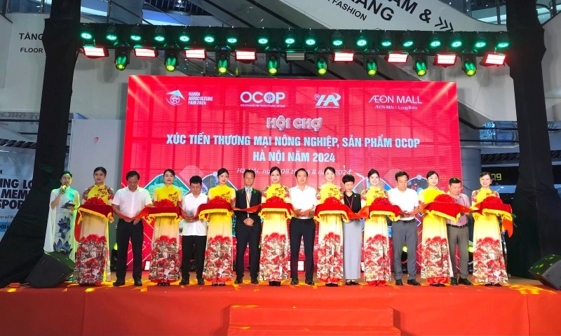 Các đại biểu cắt băng khai mạc "Hội chợ xúc tiến thương mại nông nghiệp, sản phẩm OCOP Hà Nội năm 2024". Các đại biểu cắt băng khai mạc "Hội chợ xúc tiến thương mại nông nghiệp, sản phẩm OCOP Hà Nội năm 2024".