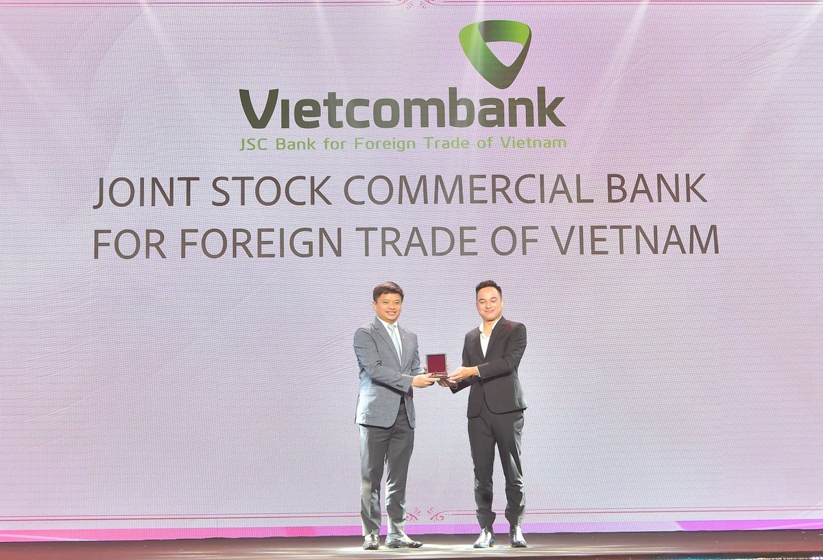 Ông Nguyễn Kiên Hiếu - Phó trưởng Ban Tổ chức và Nhân sự đại diện Vietcombank nhận giải đặc biệt từ Ban Tổ chức Ông Nguyễn Kiên Hiếu - Phó trưởng Ban Tổ chức và Nhân sự đại diện Vietcombank nhận giải đặc biệt từ Ban Tổ chức