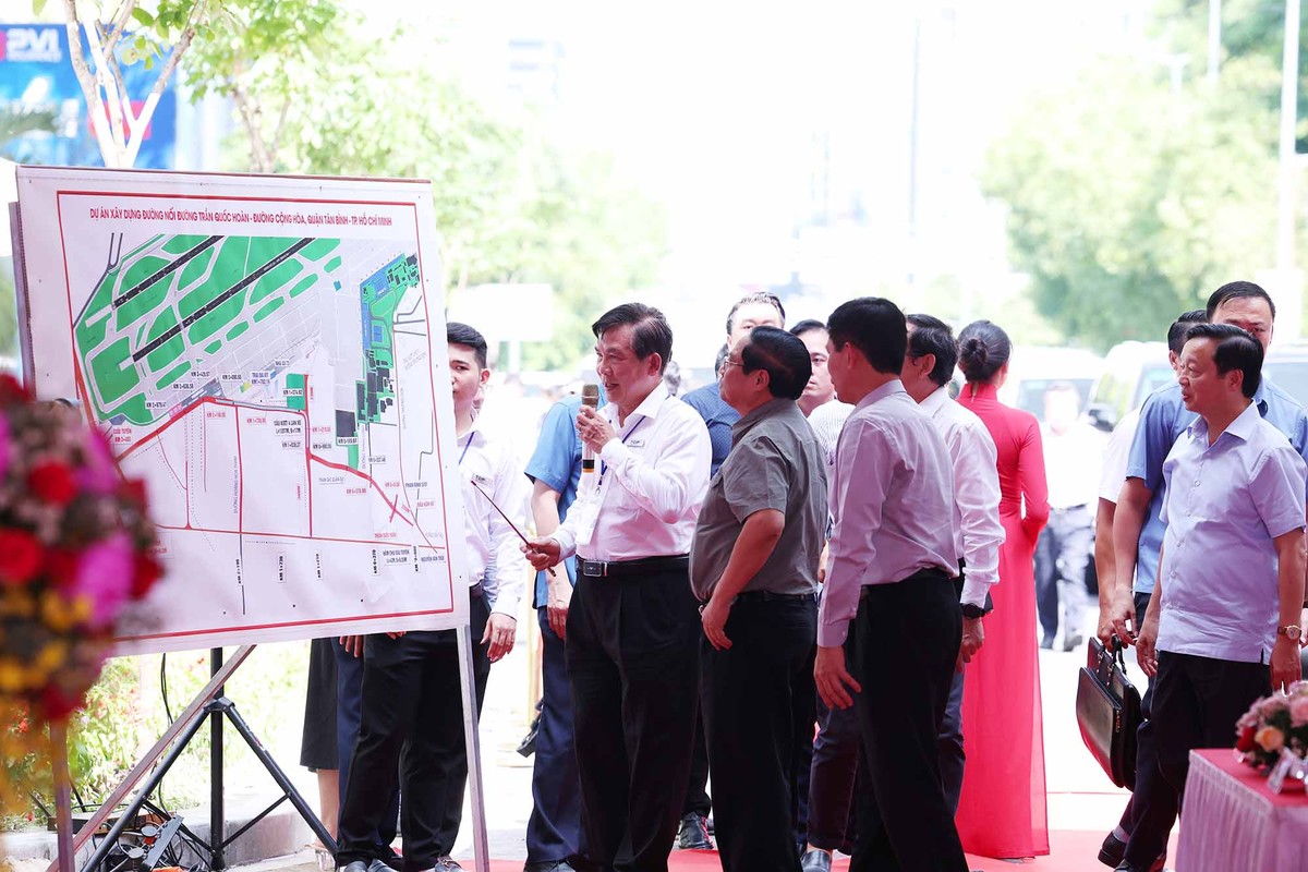 Ông Lương Minh Phúc, Giám đốc Ban Quản lý đầu tư xây dựng các công trình giao thông TP.HCM giới thiệu bản đồ dự án với Thủ tướng Chính phủ Phạm Minh Chính. Ông Lương Minh Phúc, Giám đốc Ban Quản lý đầu tư xây dựng các công trình giao thông TP.HCM giới thiệu bản đồ dự án với Thủ tướng Chính phủ Phạm Minh Chính.