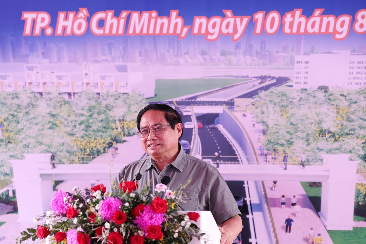 Thủ tướng Chính phủ Phạm Minh Chính phát biểu tại buổi lễ, đánh giá cao tinh thần làm việc quyết liệt, " Chỉ bàn làm, không bàn lùi" của Đảng bộ, chính quyền và nhân dân TP.HCM đã đưa dự án vượt tiến độ sau 1 năm khởi công. Thủ tướng cũng bày tỏ sự biết ơn đến người dân đã nhường đất đai để TP.HCM có điều kiện hoàn thành công trình. Thủ tướng Chính phủ Phạm Minh Chính phát biểu tại buổi lễ, đánh giá cao tinh thần làm việc quyết liệt, " Chỉ bàn làm, không bàn lùi" của Đảng bộ, chính quyền và nhân dân TP.HCM đã đưa dự án vượt tiến độ sau 1 năm khởi công. Thủ tướng cũng bày tỏ sự biết ơn đến người dân đã nhường đất đai để TP.HCM có điều kiện hoàn thành công trình.