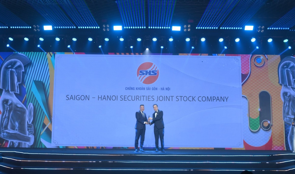 Ông Nguyễn Chí Thành – Tổng giám đốc SHS đại diện doanh nghiệp nhận giải thưởng “Nơi làm việc tốt nhất Châu Á 2024”