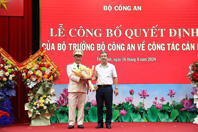 Ủy viên Trung ương Đảng, Bí thư Tỉnh ủy Thái Bình Ngô Đông Hải tặng hoa chúc mừng tân Giám đốc Công an tỉnh Trần Xuân Ánh.