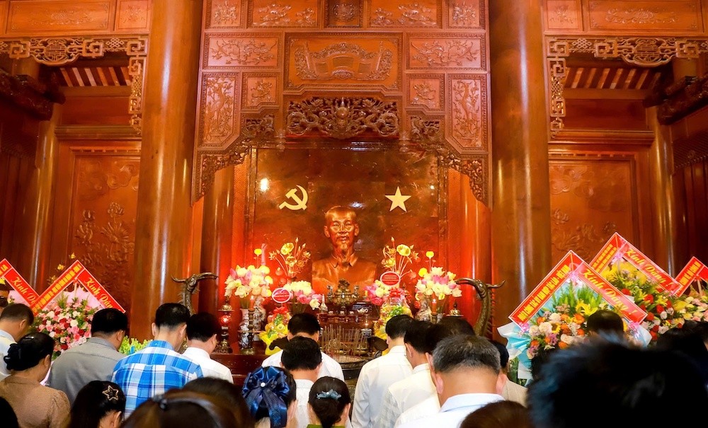 Các đại biểu thành kính tưởng niệm Chủ tịch Hồ Chí Minh. Ảnh: Thành Duy Các đại biểu thành kính tưởng niệm Chủ tịch Hồ Chí Minh. Ảnh: Thành Duy