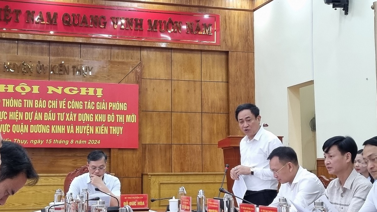 Ông Lưu Văn Thụy, Chủ tịch UBND huyện Kiến Thụy, TP. Hải Phòng thông tin về công tác giải phóng mặt bằng của dự án. Ảnh: Thanh Tân Ông Lưu Văn Thụy, Chủ tịch UBND huyện Kiến Thụy, TP. Hải Phòng thông tin về công tác giải phóng mặt bằng của dự án. Ảnh: Thanh Tân