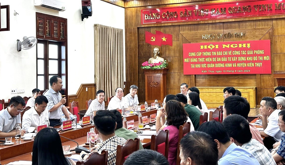 Đại diện nhà đầu tư dự án trả lời các vấn đề liên quan đến việc đền bù, hỗ trợ các hộ dân. Ảnh: Quỳnh Nga Đại diện nhà đầu tư dự án trả lời các vấn đề liên quan đến việc đền bù, hỗ trợ các hộ dân. Ảnh: Quỳnh Nga