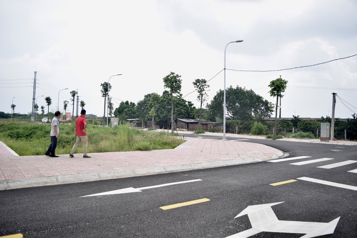 Nhà đầu tư đang mục sở thị lô đất 133,3 triệu đồng/m2. Ảnh: Nhật Linh Nhà đầu tư đang mục sở thị lô đất 133,3 triệu đồng/m2. Ảnh: Nhật Linh